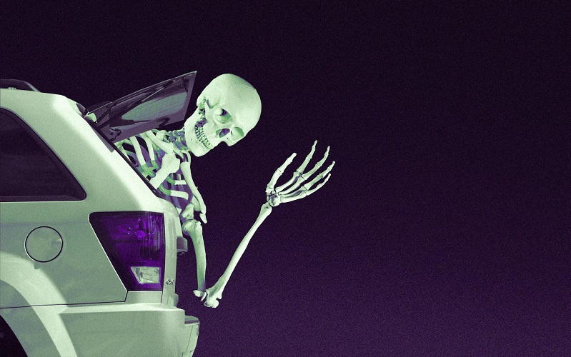 Marvel at This Footage of Somebody Stealing a 12-Foot Halloween Skeleton in Broad Daylight