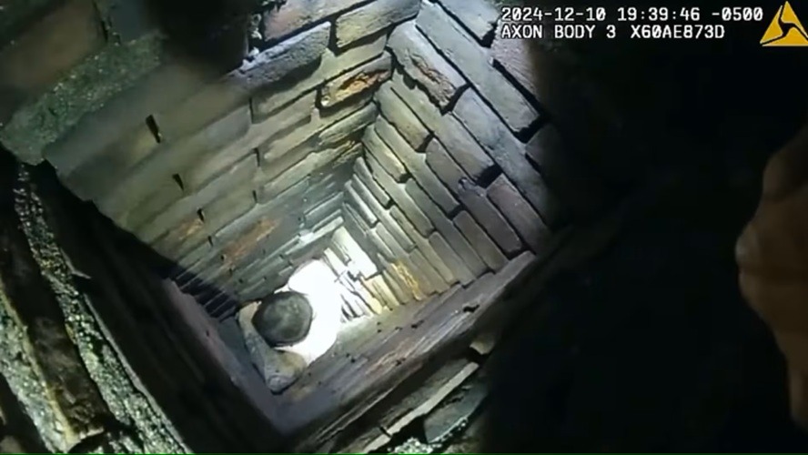 Man running from police tries to make Santa-like escape but gets stuck in chimney